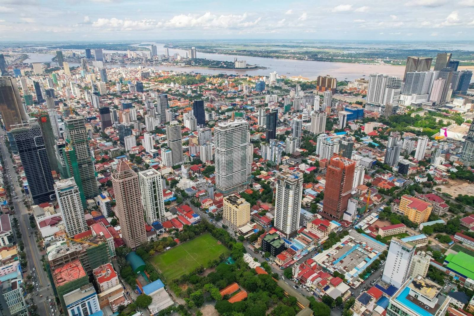 Luftaufnahme von Phnom Penh, vom Stadtteil BKK1 bis zum Mekong
