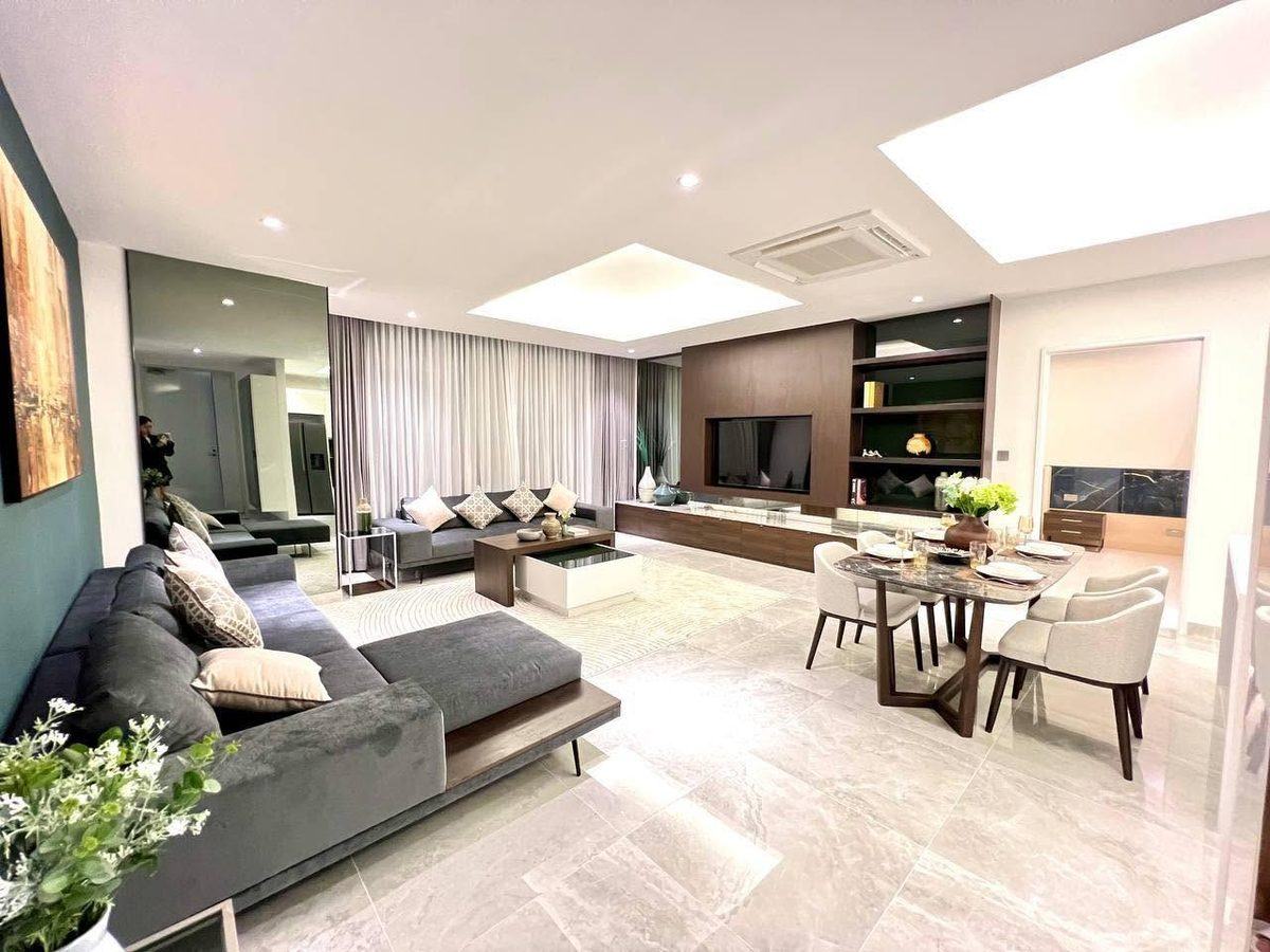 Großer Wohnbereich einer Musterwohnung in J-Tower 3, Phnom Penh